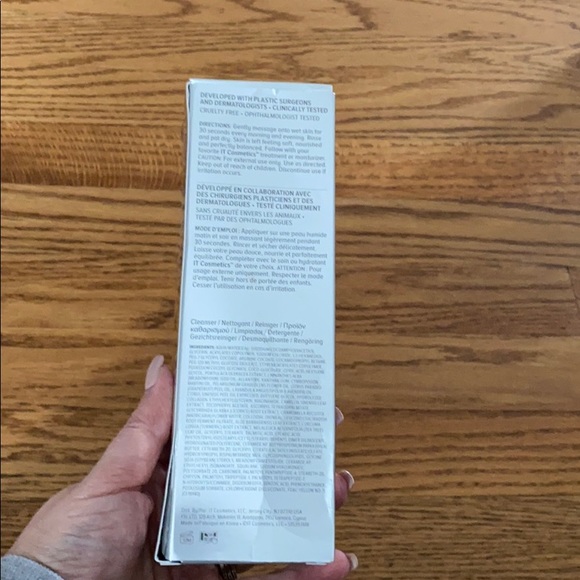 It cosmetics Confidence in a cleanser - Picture 4 of 4